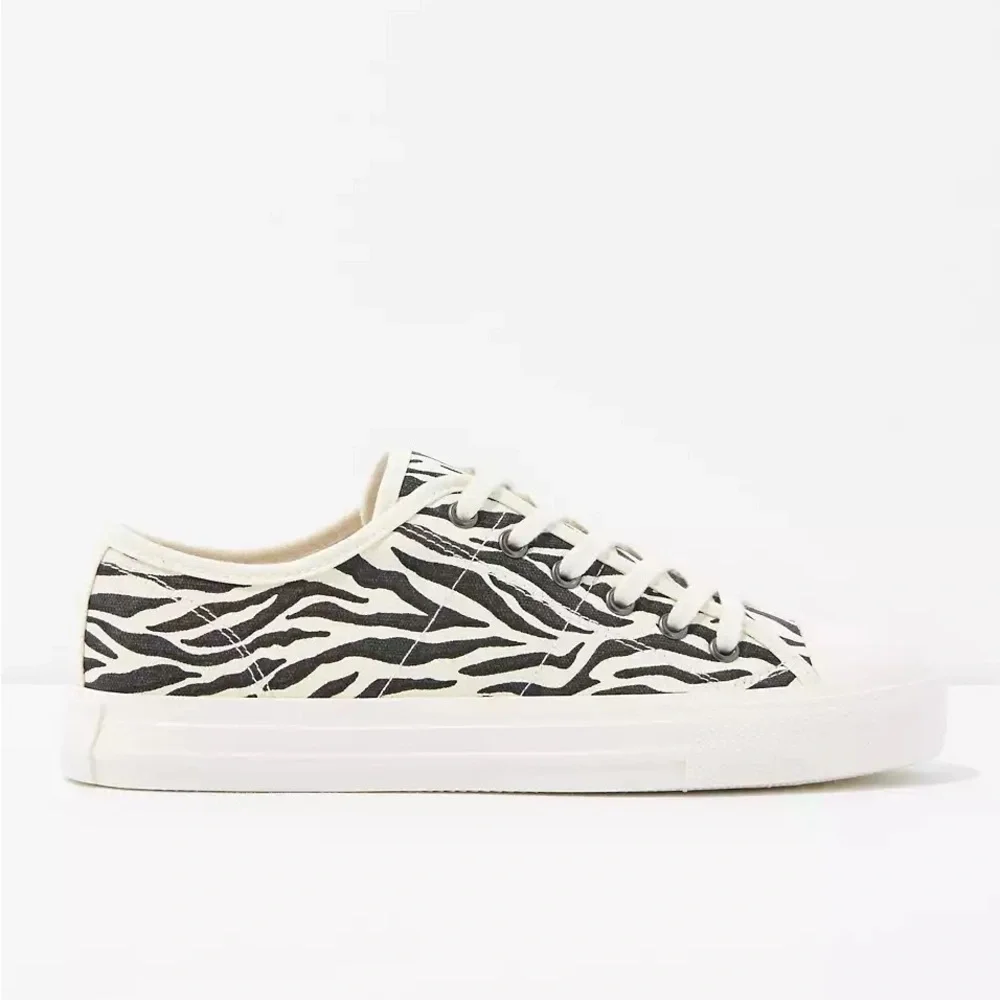 American Eagle Zebra Print‎ Canvas Low Top Sneakers Lace Up Shoes Size 9 NWOB